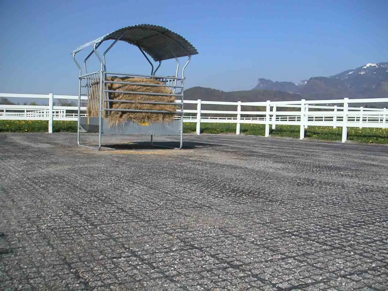 EcoRaster E55 Offenstall mit Heuraufe